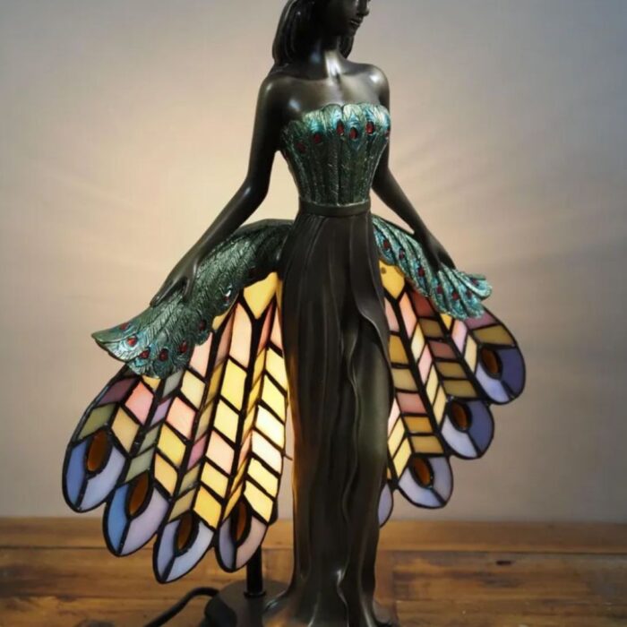 FASCINATING TIFFANY LAMP OF AN ELEGANT LADY