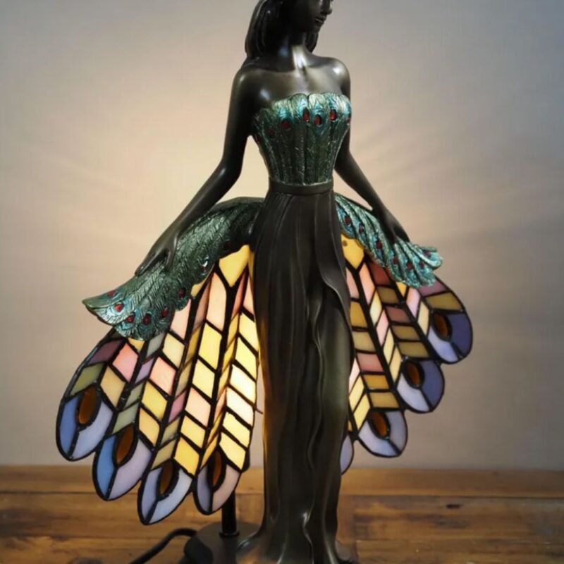 FASCINATING TIFFANY LAMP OF AN ELEGANT LADY