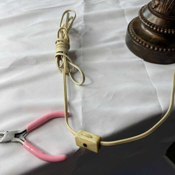 ANTIQUE TABLE LAMP