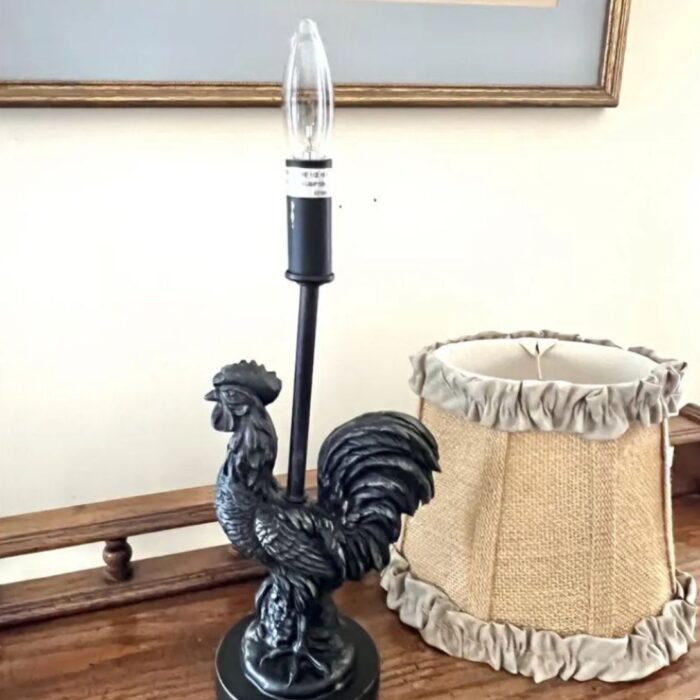 VINTAGE ROOSTER TABLE LAMP WITH CREAM BURLAP RUFFLED SHADE