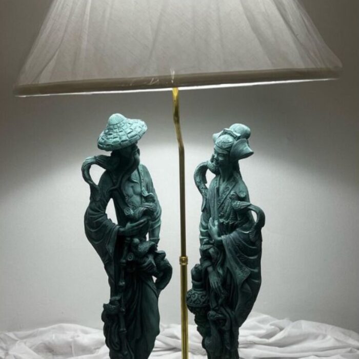 VINTAGE RESIN ORIENTAL MAN AND WOMAN TABLE LAMP WITH SHADE
