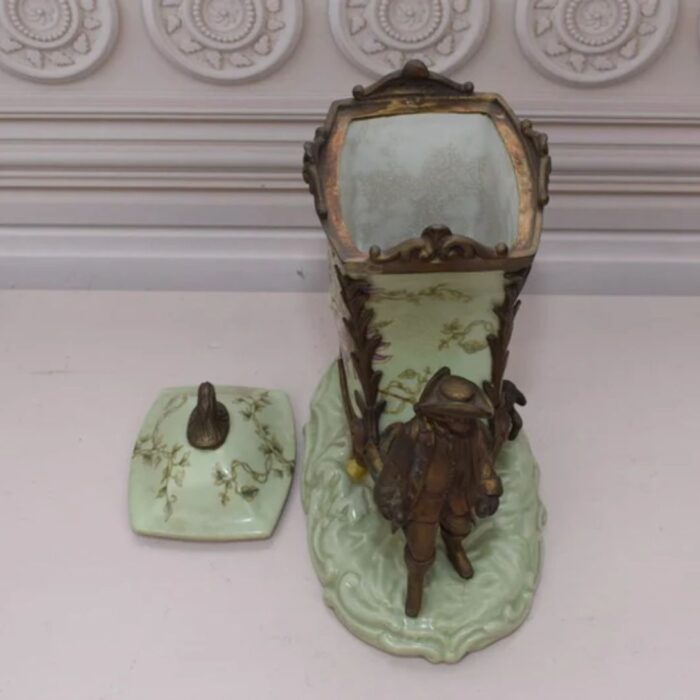BOX PORCELAIN WITH BRONZE ORNAMENTS 2 HUNTERS AND DOG SCULPTURE