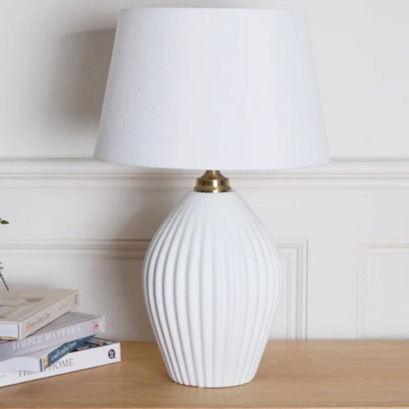 WHITE RIBBED ELEGANT LAMP