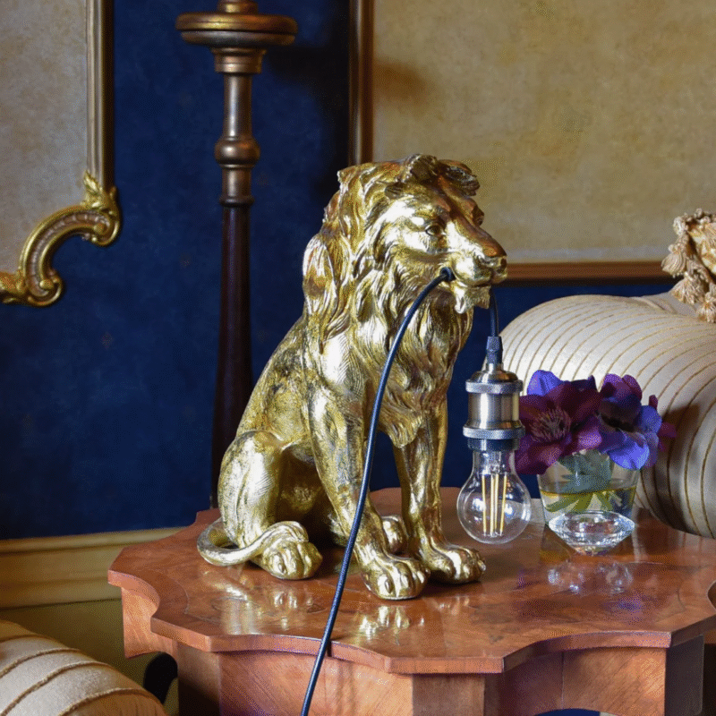 MAJESTIC ANTIQUE GOLD LION TABLE LAMP