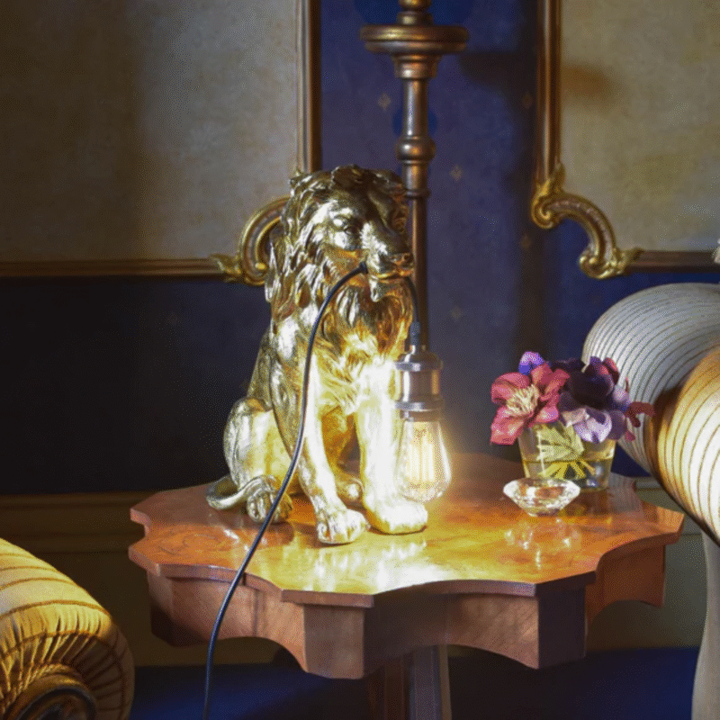 MAJESTIC ANTIQUE GOLD LION TABLE LAMP