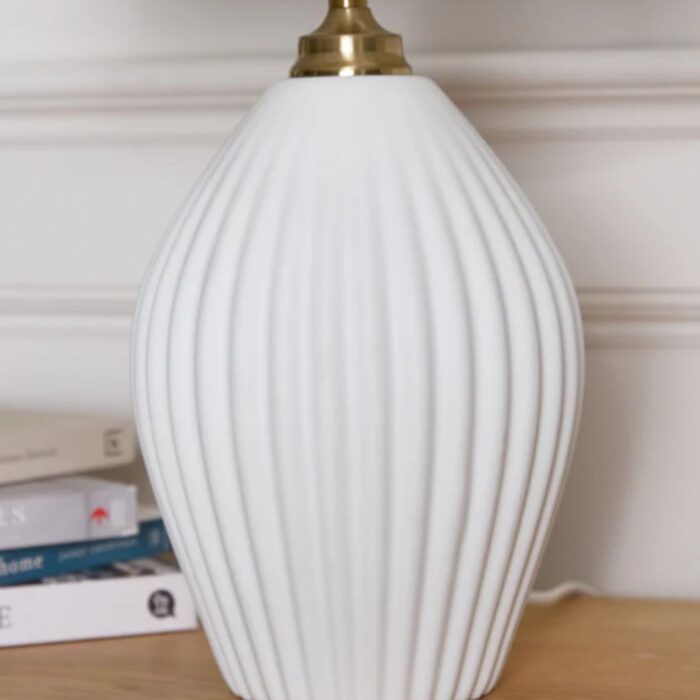 WHITE RIBBED ELEGANT LAMP