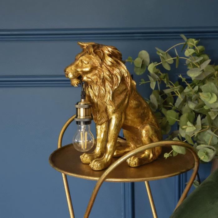 MAJESTIC ANTIQUE GOLD LION TABLE LAMP