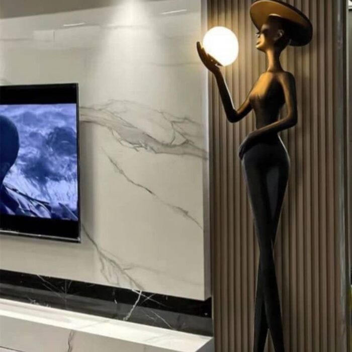 ELEGANT SCULPTURAL FLOOR LAMP WITH HAT AND GLOBE DESIGN
