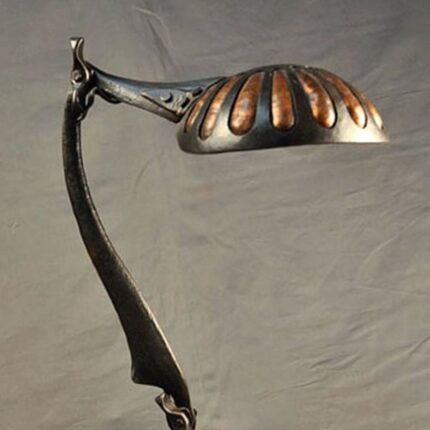 ART DECO SCULPTURAL DESK LAMP WITH CURVED METAL DESIGN