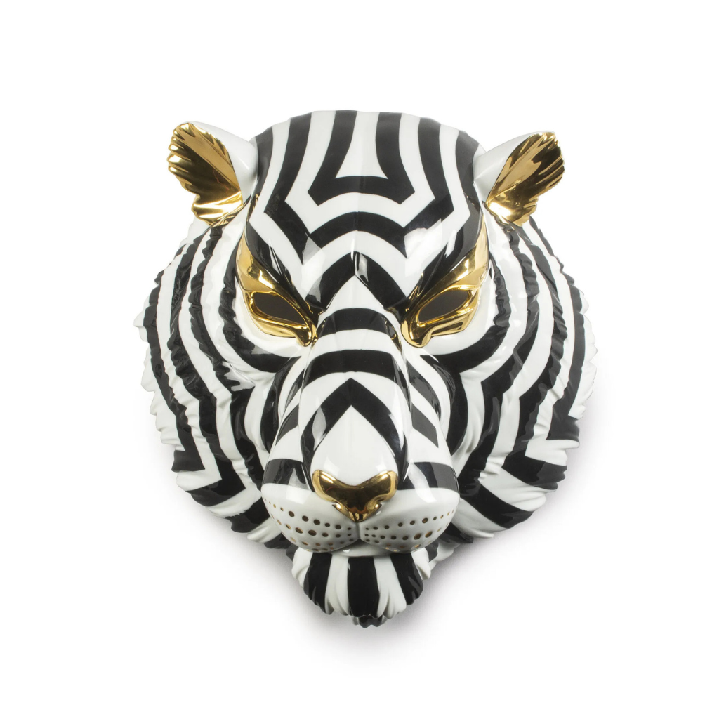 TIGER MASK BLACK GOLD with bold black brushwork, white gloss finish and gold luster details, sculpted by José Luis Santes, 14.96 inches tall — Lume Art Gallery TIGER MASK BLACK GOLD with bold black brushwork, white gloss finish and gold luster details, sculpted by José Luis Santes, 14.96 inches tall — Lume Art Gallery