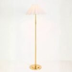 CLASSIC ANTIQUE BRASS FLOOR LAMP FEATURING A SCALLOP SHADE
