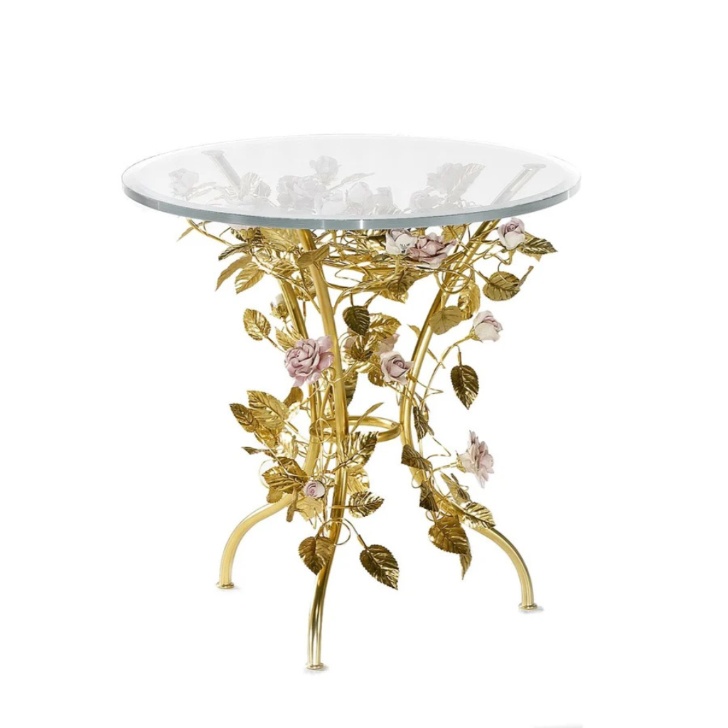 MAIRE ANTOINETTE COFFEE TABLE GOLD PINK — 24ct gold brass botanical tripod with handmade pink porcelain roses and round glass top, H60 x Ø60 cm MAIRE ANTOINETTE COFFEE TABLE GOLD PINK — 24ct gold brass botanical tripod with handmade pink porcelain roses and round glass top, H60 x Ø60 cm